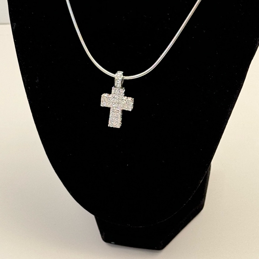 🌟5XHP🌟Beautiful Swarovski Bejeweled Cross-I swapped original chain for a SS925